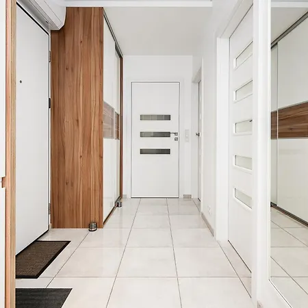 Lumina Spacious With Parking In