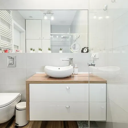 Lumina Spacious With Parking In Apartment Warschau