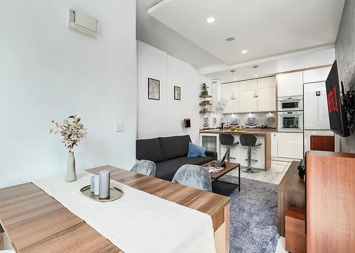 Lumina Spacious With Parking In Apartment *